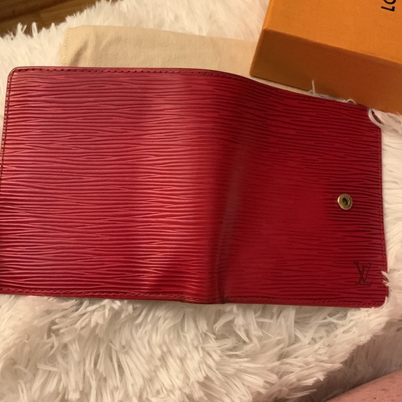 Louis Vuitton Epi Red wallet. Beautiful condition and comes with bag & a box - Picture 7 of 9
